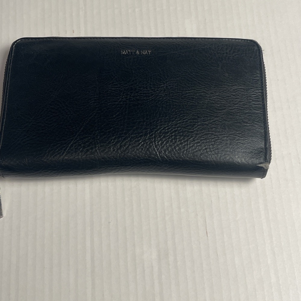 Matt & Nat Wallet Vegan Leather Black  snap closure and zipper coin pocket